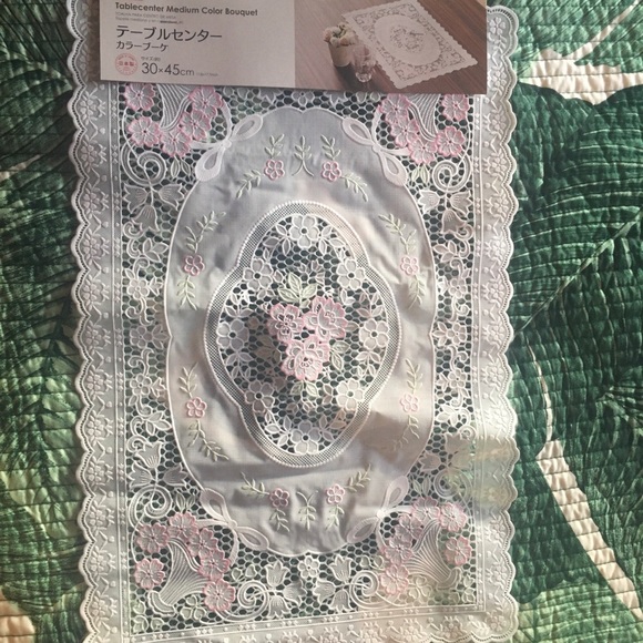 NW LACE TABLE RUNNER - Picture 2 of 4